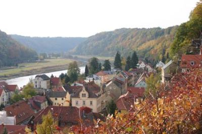 Blick Elbabwärts über die Stadt